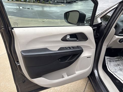 Used 2018 Chrysler Pacifica Limited w/ Advanced Safetytec Group image 13