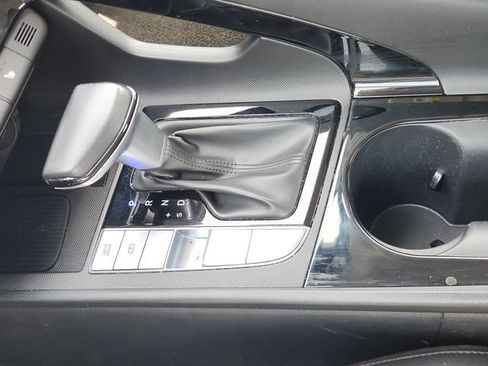 Used 2025 Hyundai Elantra Limited FWD image 21