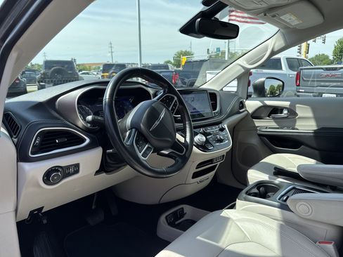 Used 2021 Chrysler Pacifica Touring-L FWD image 15