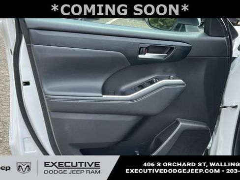 Used 2022 Toyota Highlander XLE AWD/4WD image 9