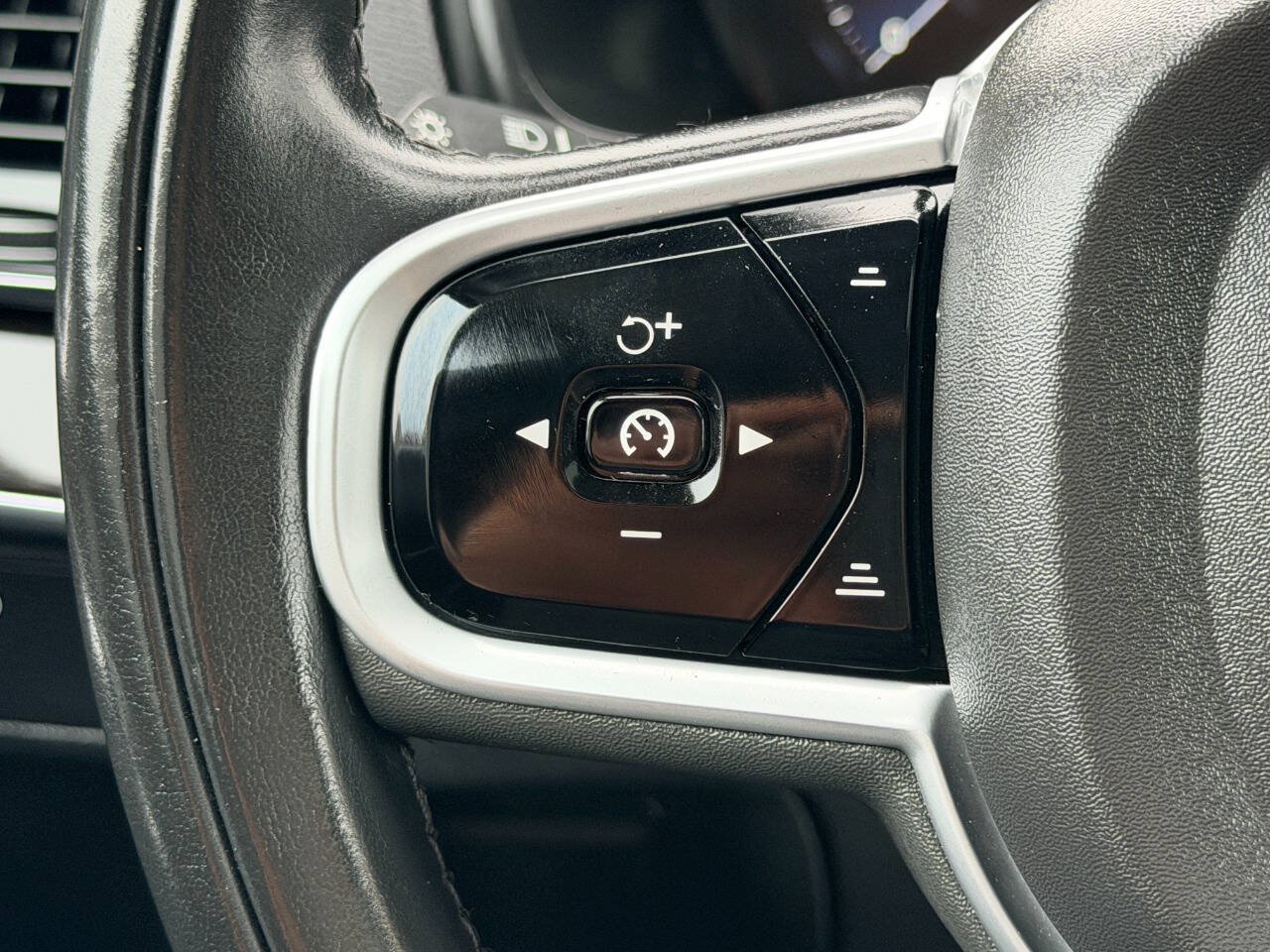 Used 2019 Volvo XC90 T6 Momentum w/ Protection Package Premier AWD/4WD image 37