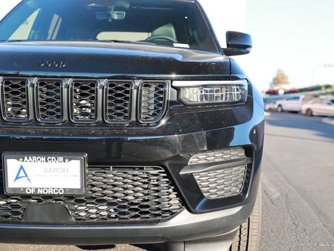 New 2025 Jeep Grand Cherokee Altitude image 5