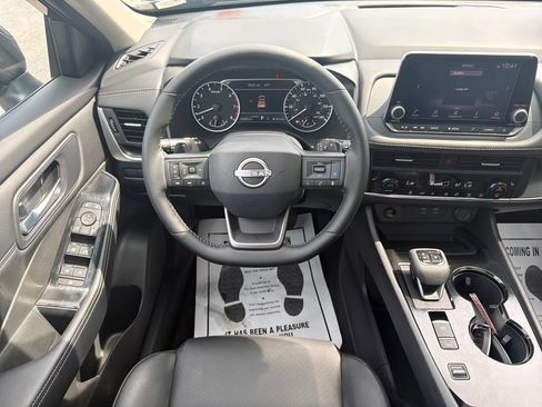 Used 2025 Nissan Rogue SV w/ SV Premium Package FWD image 30
