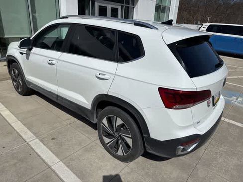 Certified 2024 Volkswagen Taos SE image 7