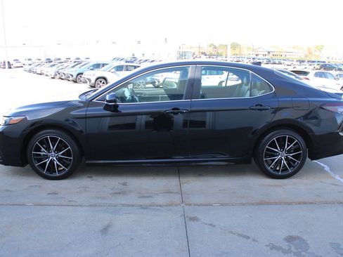 Used 2024 Toyota Camry SE image 4