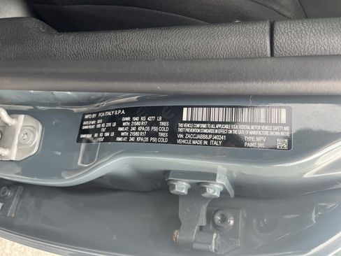Used 2018 Jeep Renegade Latitude FWD image 39