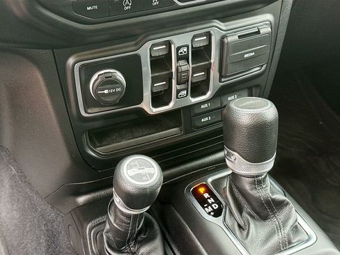 Used 2023 Jeep Gladiator Sport AWD/4WD image 17