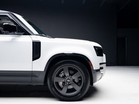 Used 2023 Land Rover Defender 130 SE image 40