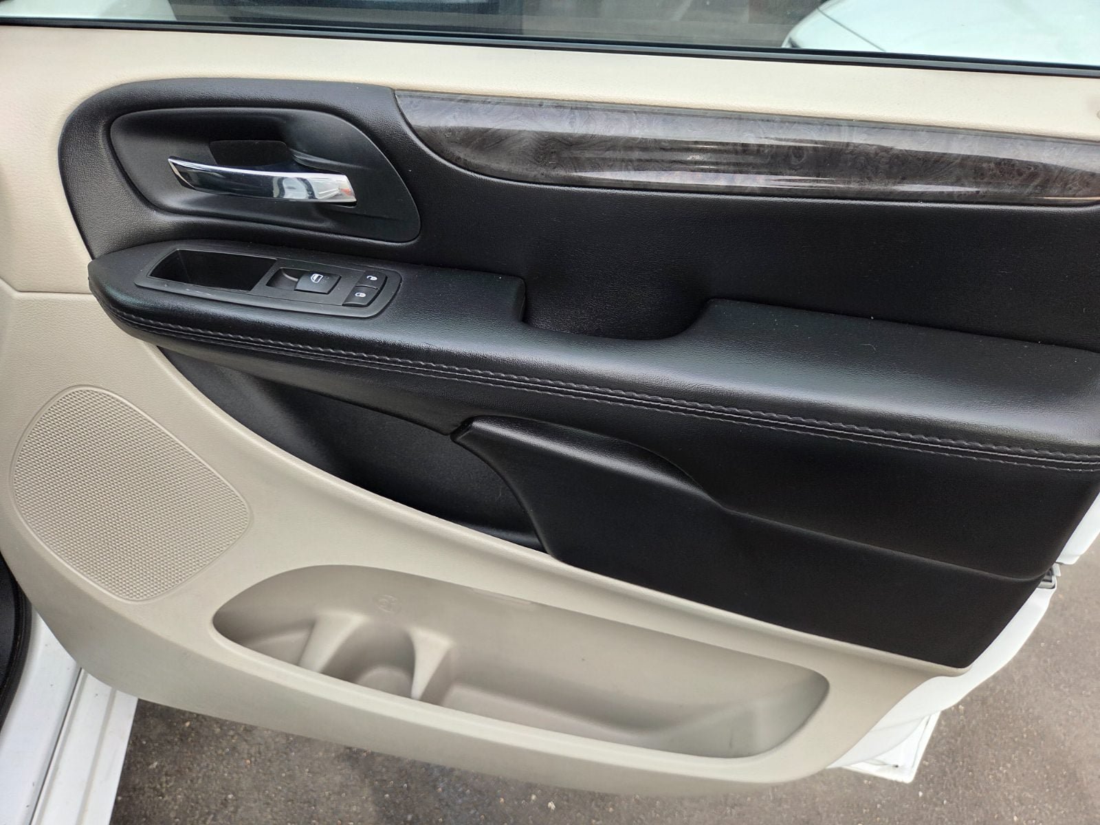 Used 2014 Dodge Grand Caravan SXT FWD image 12