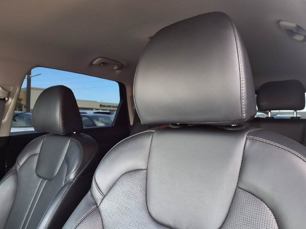 Certified 2025 Kia Sorento S FWD image 18