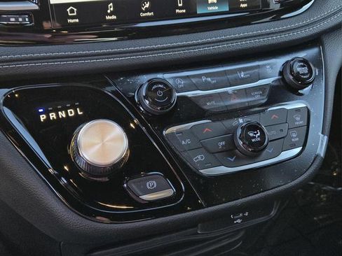 New 2026 Chrysler Pacifica Select image 12