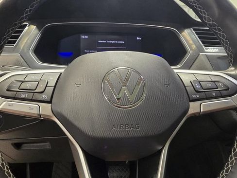 Used 2022 Volkswagen Tiguan SE w/ Panoramic Sunroof Package FWD image 13