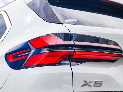 Used 2024 BMW X5 xDrive40i w/ Premium Package image 7