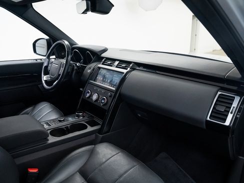Used 2018 Land Rover Discovery SE image 25
