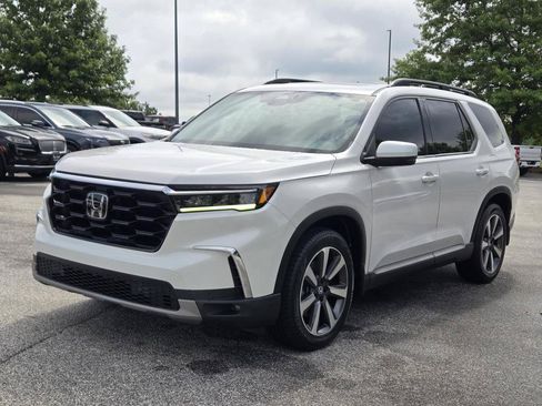 Used 2023 Honda Pilot Touring image 1