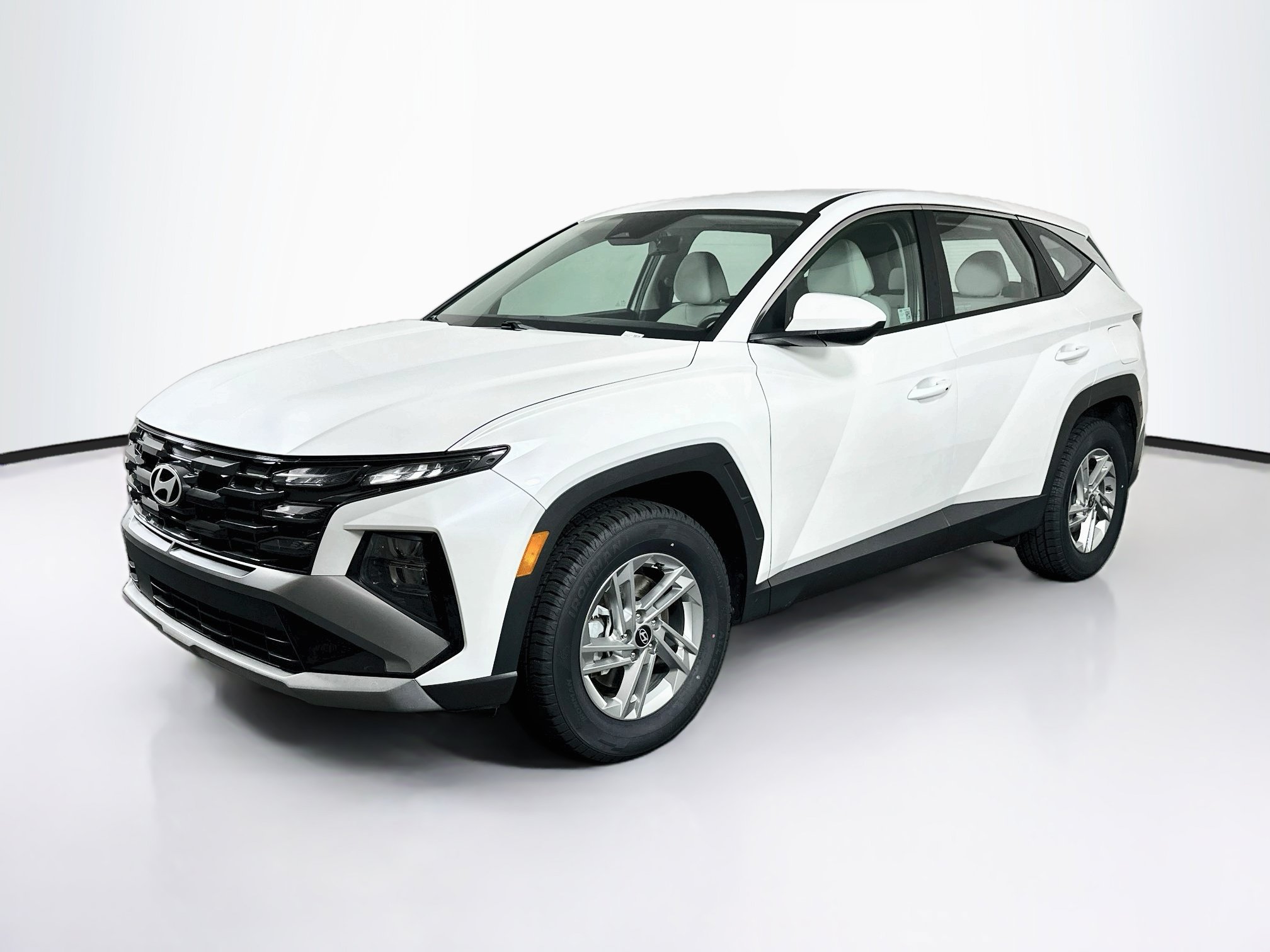 Used 2025 Hyundai Tucson SE AWD/4WD image 3