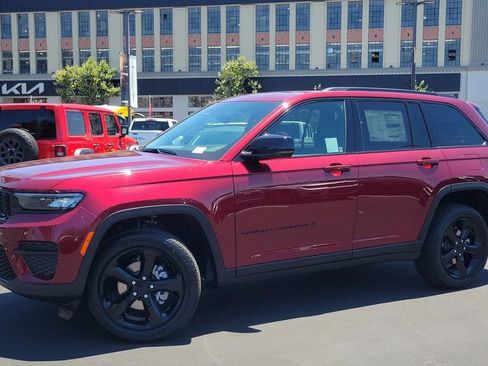 New 2025 Jeep Grand Cherokee Altitude image 30