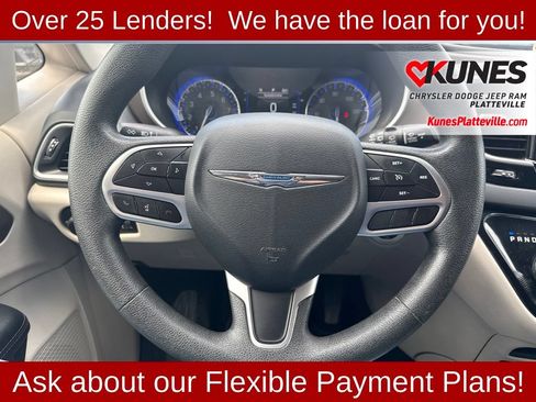 Used 2018 Chrysler Pacifica Touring w/ Tire & Wheel Group FWD image 16