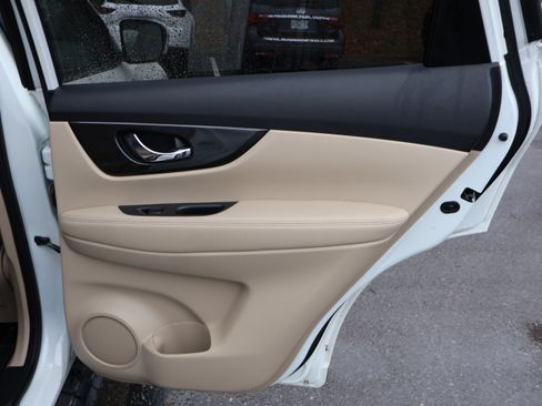 Used 2020 Nissan Rogue SV image 13