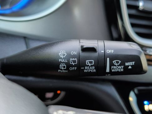Used 2025 Chrysler Pacifica Select FWD image 45