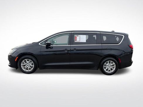 Used 2023 Chrysler Voyager LX FWD image 3