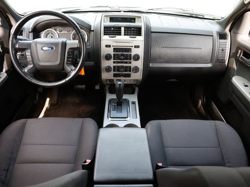 Used 2010 Ford Escape XLT image 2