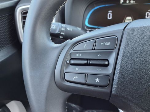 Used 2025 Hyundai Venue SEL FWD image 11