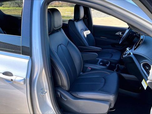 New 2026 Chrysler Pacifica Select FWD image 11