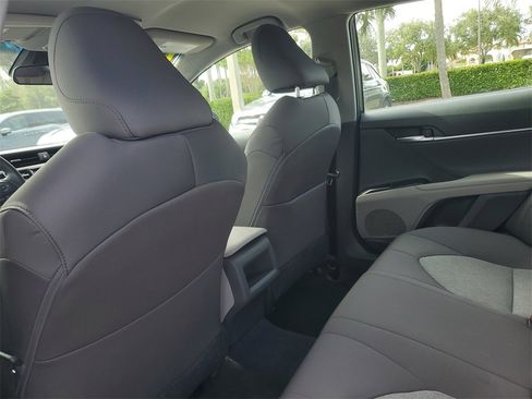 Used 2018 Toyota Camry LE image 9