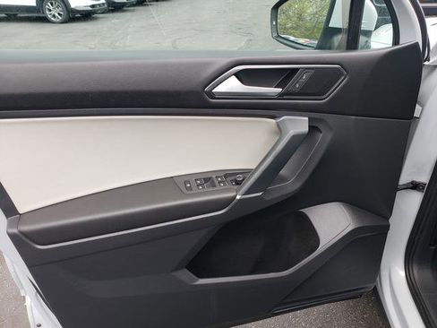 Used 2018 Volkswagen Tiguan SE w/ Panoramic Sunroof Package AWD/4WD image 11