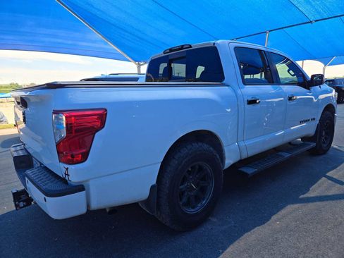 Used 2018 Nissan Titan SV w/ SV Convenience Package image 4
