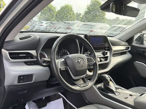 Used 2023 Toyota Highlander XLE AWD/4WD image 10