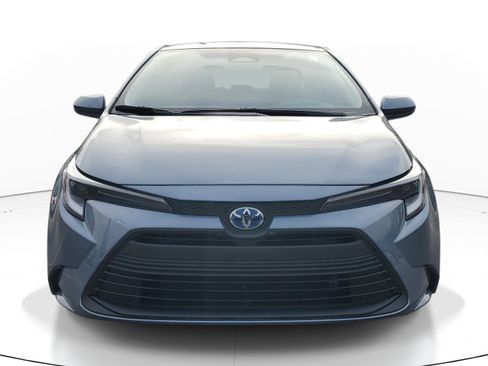 Used 2025 Toyota Corolla LE w/ Convenience Package image 2
