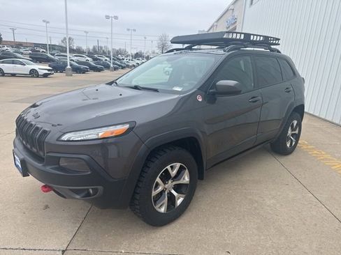Used 2015 Jeep Cherokee Trailhawk w/ Leather Interior Group AWD/4WD image 4