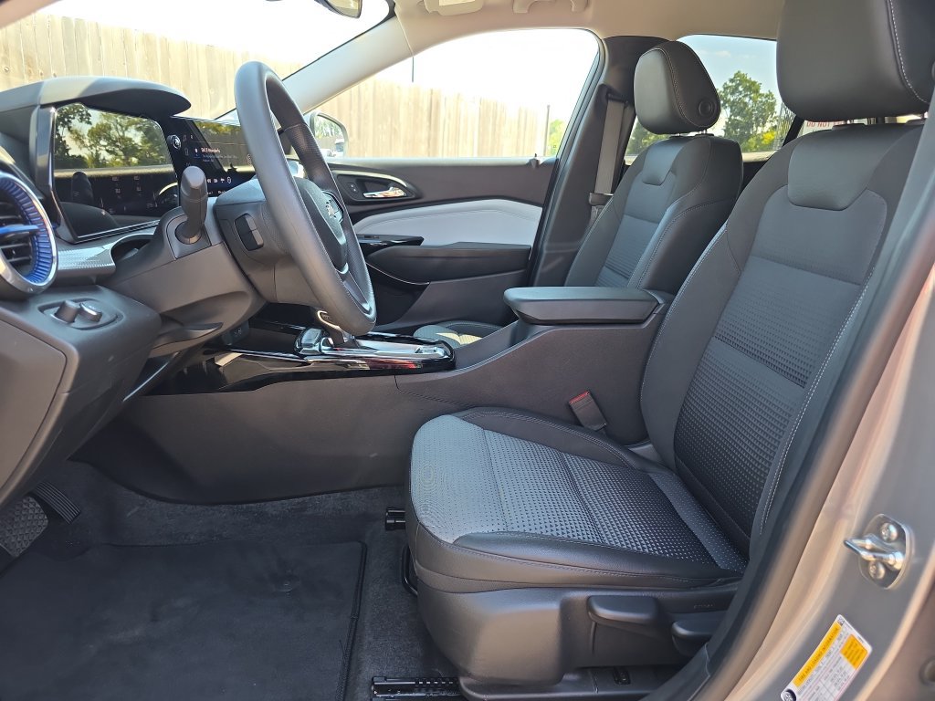 Used 2025 Chevrolet Trax LT FWD image 10