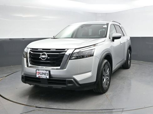 Used 2024 Nissan Pathfinder SV FWD image 3