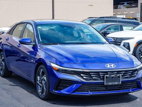 Certified 2025 Hyundai Elantra SEL FWD image 6