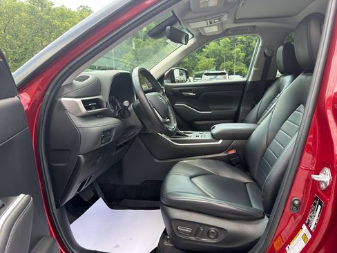 Used 2023 Toyota Highlander XLE AWD/4WD image 10