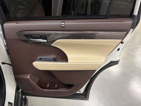 Certified 2021 Toyota Highlander Limited image 14