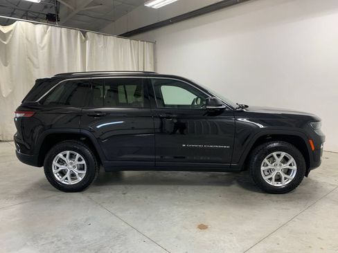Used 2023 Jeep Grand Cherokee Limited w/ Luxury Tech Group II AWD/4WD image 31