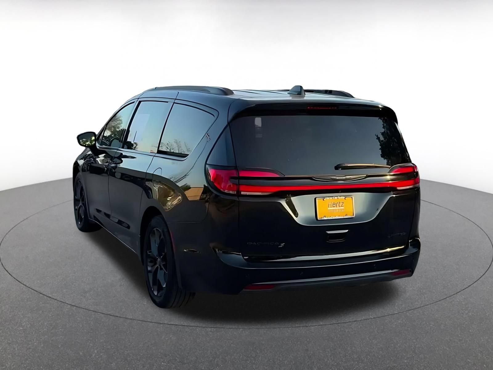 Used 2025 Chrysler Pacifica Limited FWD image 10