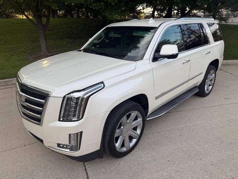 Used 2015 Cadillac Escalade Luxury AWD/4WD image 1