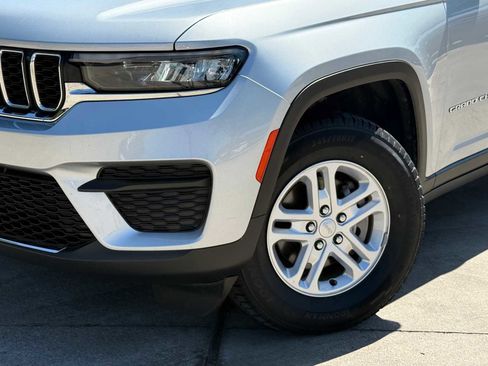 Used 2023 Jeep Grand Cherokee Laredo RWD image 3
