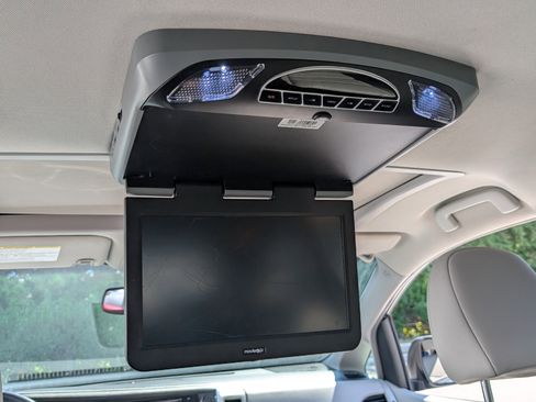 Used 2015 Toyota Sienna XLE image 17