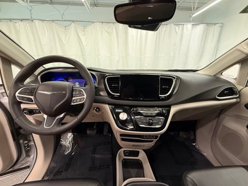 Used 2023 Chrysler Pacifica Touring-L FWD image 17