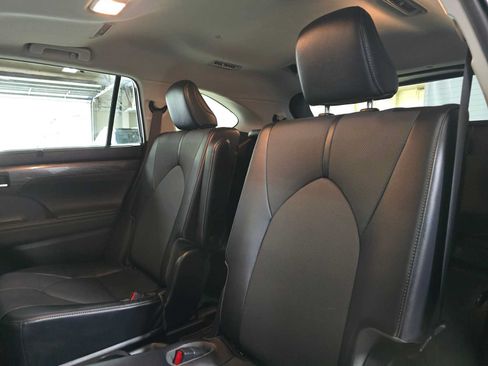 Used 2022 Toyota Highlander Limited AWD/4WD image 18