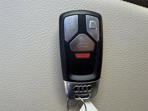 Used 2020 Audi Q5 e Prestige w/ Prestige Package image 32