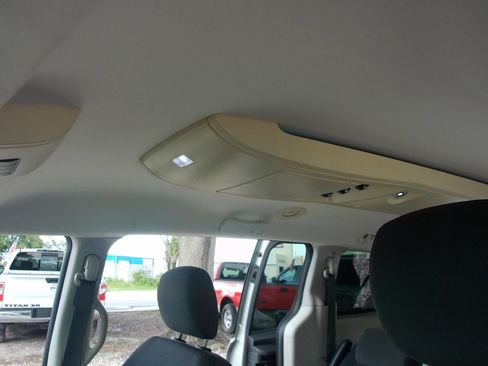 Used 2010 Dodge Grand Caravan SXT FWD image 15