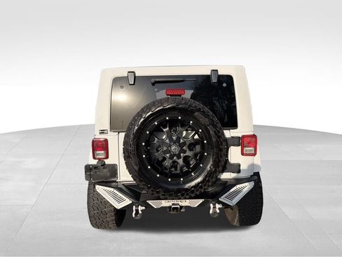 Used 2018 Jeep Wrangler Unlimited Sahara AWD/4WD image 4