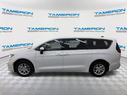 Used 2023 Chrysler Pacifica Touring-L FWD image 2